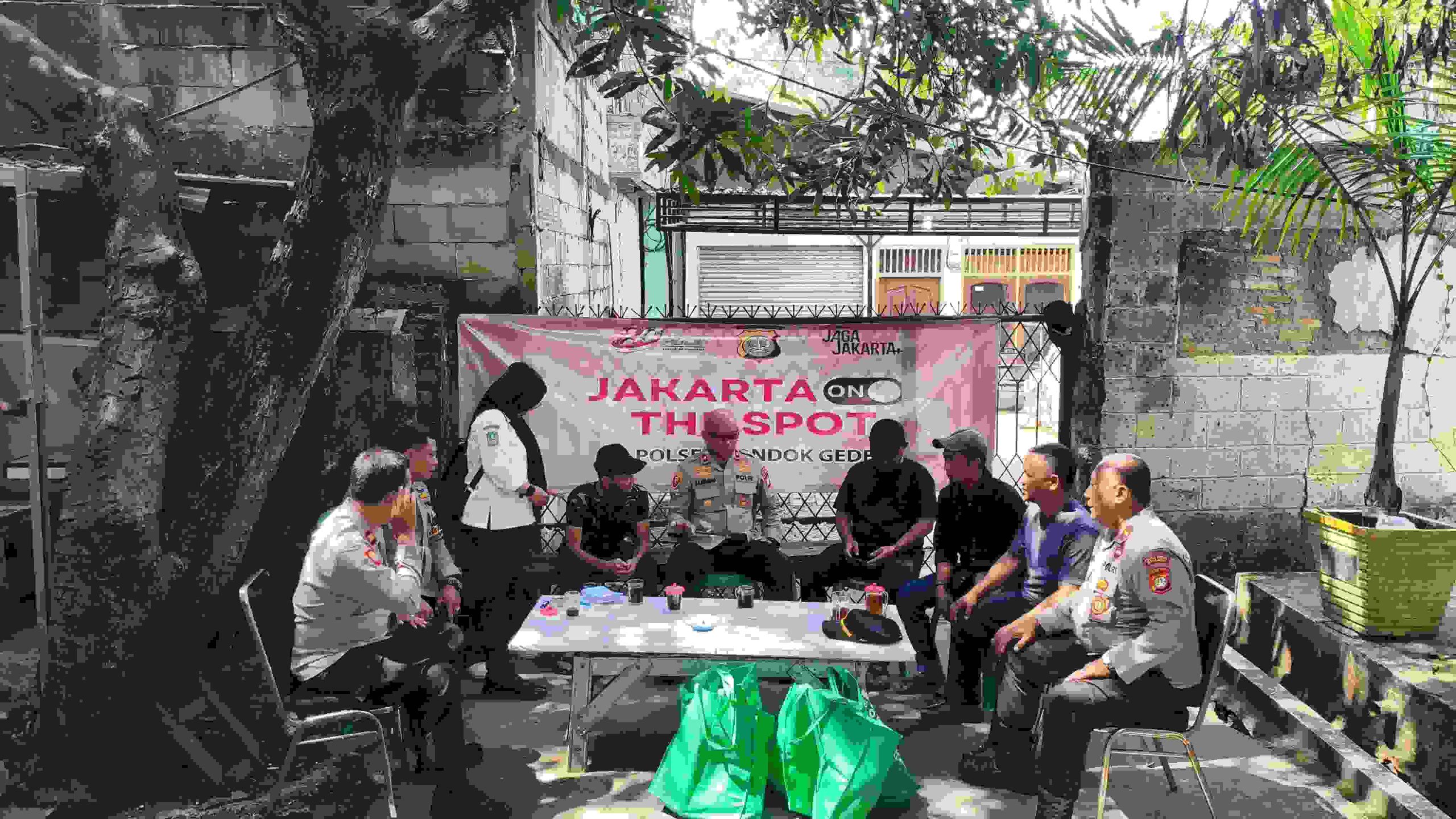 Wujud Kepedulian, Kapolsek Pondok Gede Bagikan Bantuan Sosial Program Jaga Jakarta On The Spot kepada Warga Kurang Mampu di Jatiwaringin