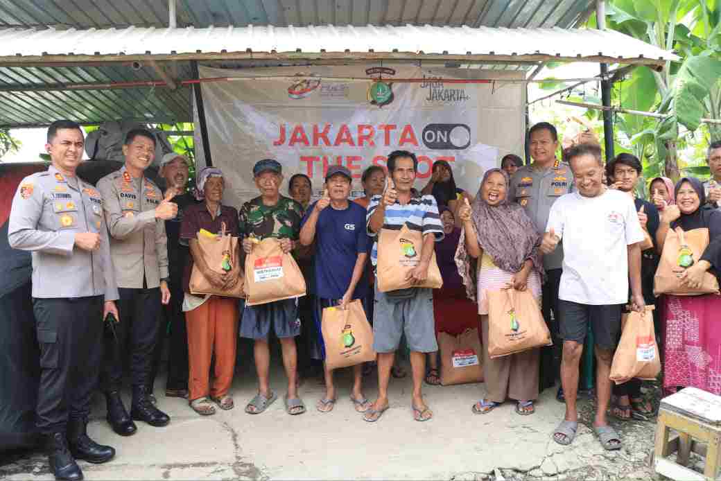 Pimpin ‘Jaga Bekasi On The Spot’, Kapolres Kombes Pol Kusumo Wahyu Salurkan Bansos dan Serap Aspirasi di Harapan Baru