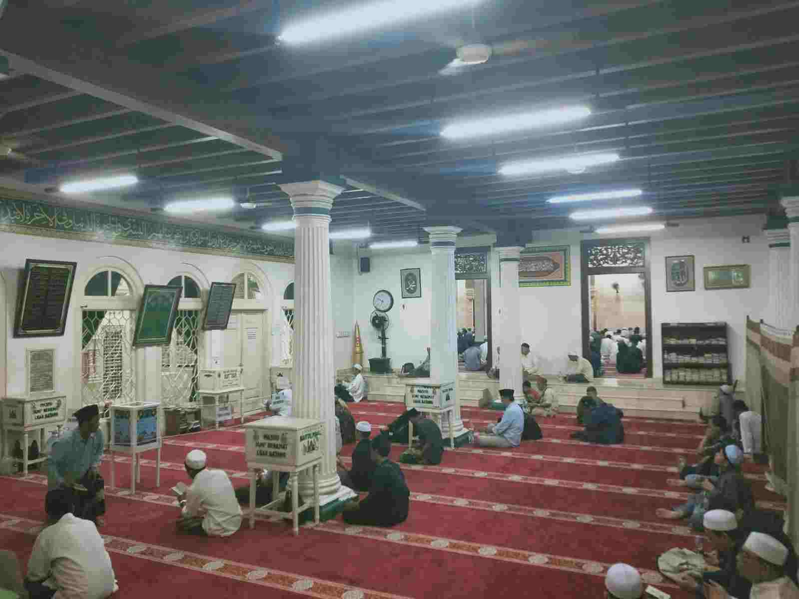 KLIWONAN DI KERAMAT LUAR BATANG, RATUSAN JAMAAH PADATI MAJELIS ROTIB DAN MAULID ROUDHOTUL AKHYAR