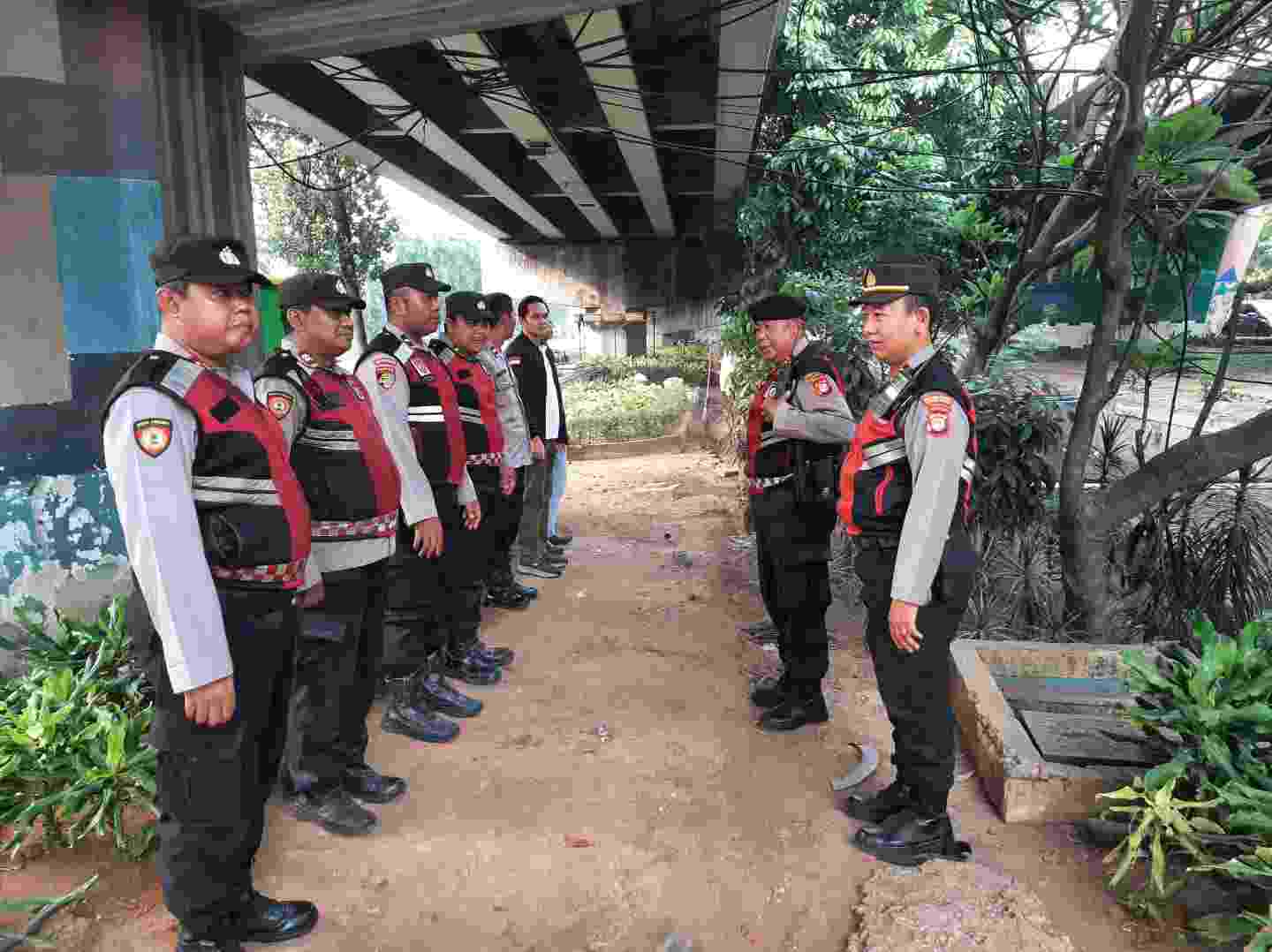 Polsek Metro Penjaringan Perkuat Kesiapsiagaan Personel Melalui Apel Penyekatan di Sejumlah Titik Strategis