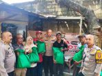 Wujud Kepedulian “Jaga Bekasi On The Spot” Kapolsek Pondok Gede Bagikan Sembako di Jaticempaka
