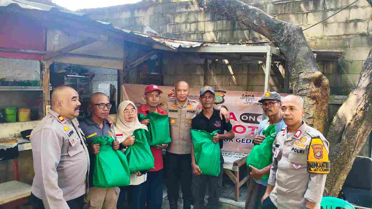 Wujud Kepedulian “Jaga Bekasi On The Spot” Kapolsek Pondok Gede Bagikan Sembako di Jaticempaka