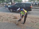 Anggota Lantas Polsek Kelapa Gading Respon Cepat Mobil Truck Tumpah Tanah : Datangi TKP Dan Atur Lalin