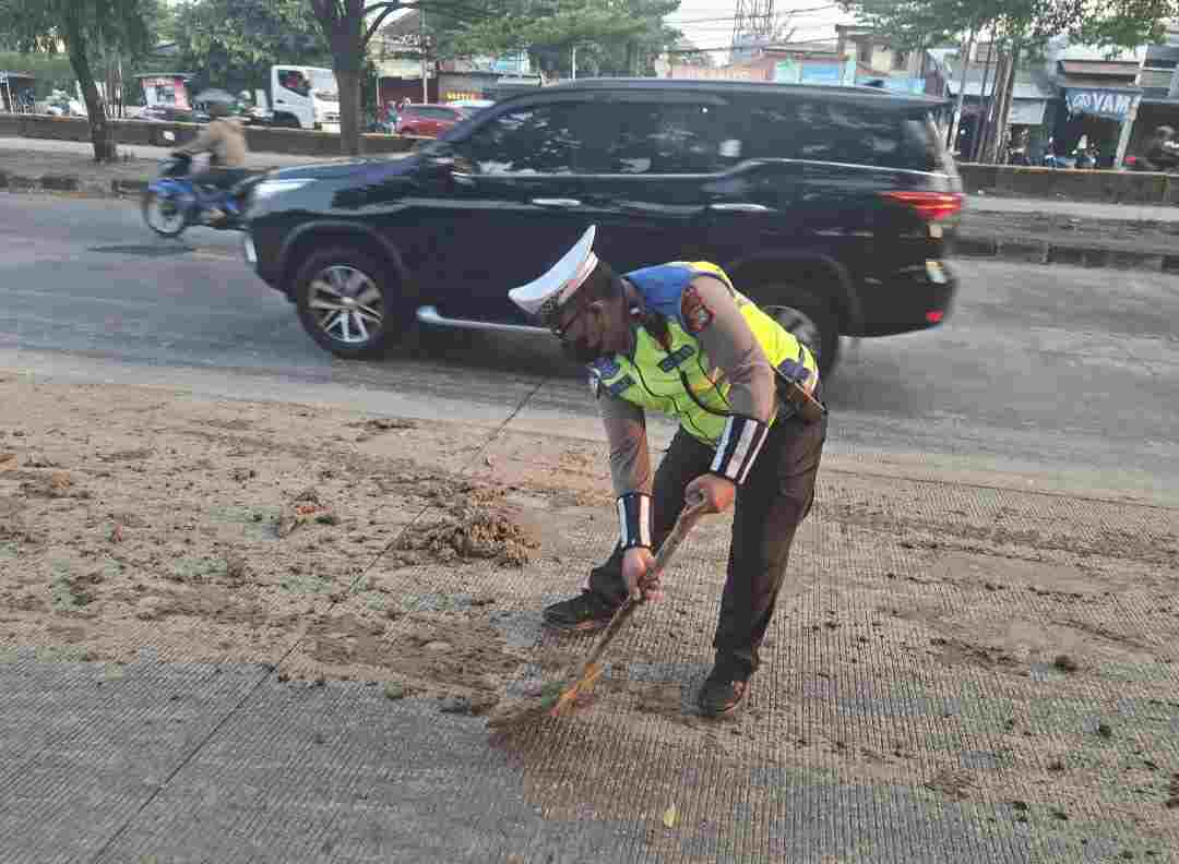 Anggota Lantas Polsek Kelapa Gading Respon Cepat Mobil Truck Tumpah Tanah : Datangi TKP Dan Atur Lalin