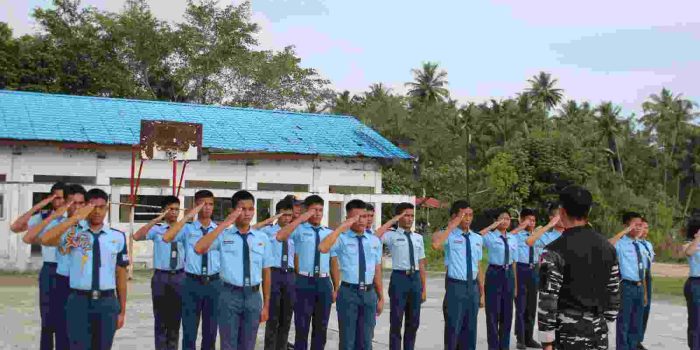 Tanamkan Disiplin dan Jiwa Korsa, Pasops Lanal Nias Pimpin Pembinaan Siswa SMA Taruna Hang Tuah Teluk Dalam*
