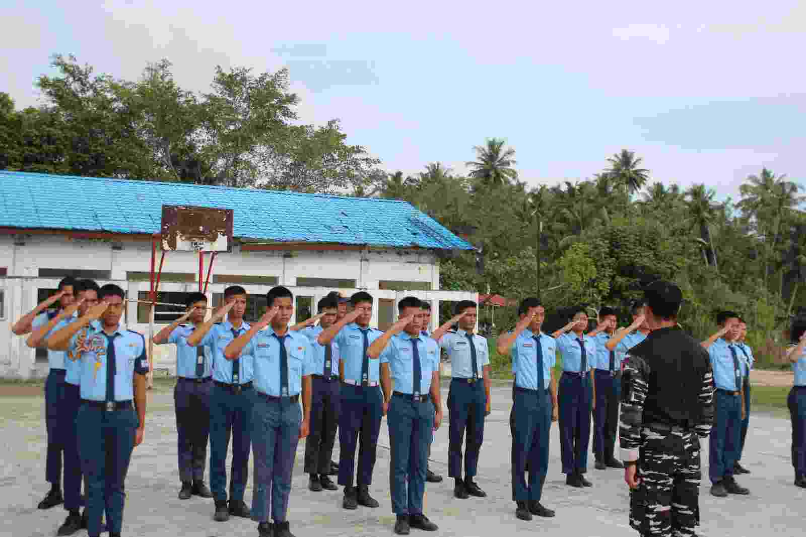 Tanamkan Disiplin dan Jiwa Korsa, Pasops Lanal Nias Pimpin Pembinaan Siswa SMA Taruna Hang Tuah Teluk Dalam*