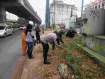 Jaga Jakarta On The Spot: Bhabinkamtibmas Jakasampurna Ajak Warga Bersih-bersih Lingkungan