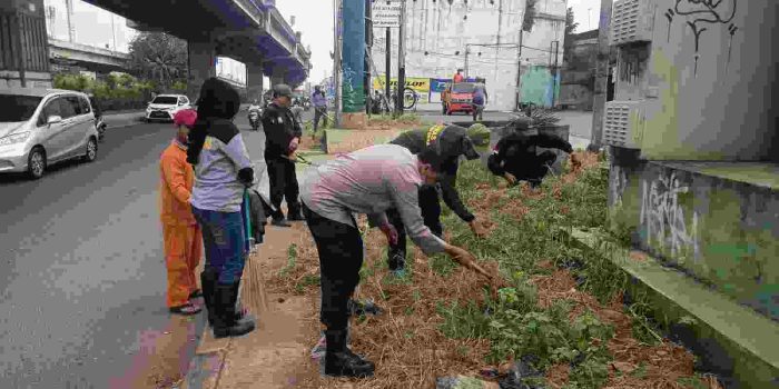 Jaga Jakarta On The Spot: Bhabinkamtibmas Jakasampurna Ajak Warga Bersih-bersih Lingkungan