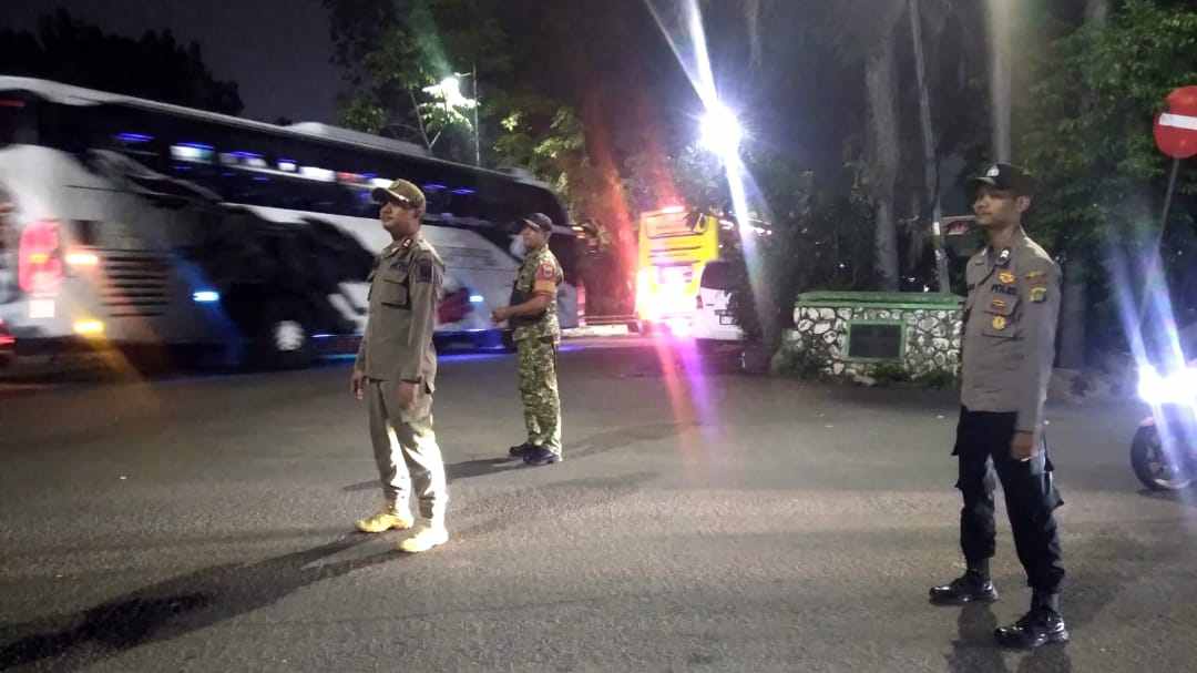 Program Jakarta On The Spot, Polsek Bekasi Selatan Kawal Pemulangan Jamaah Haji di Asrama Haji Bekasi
