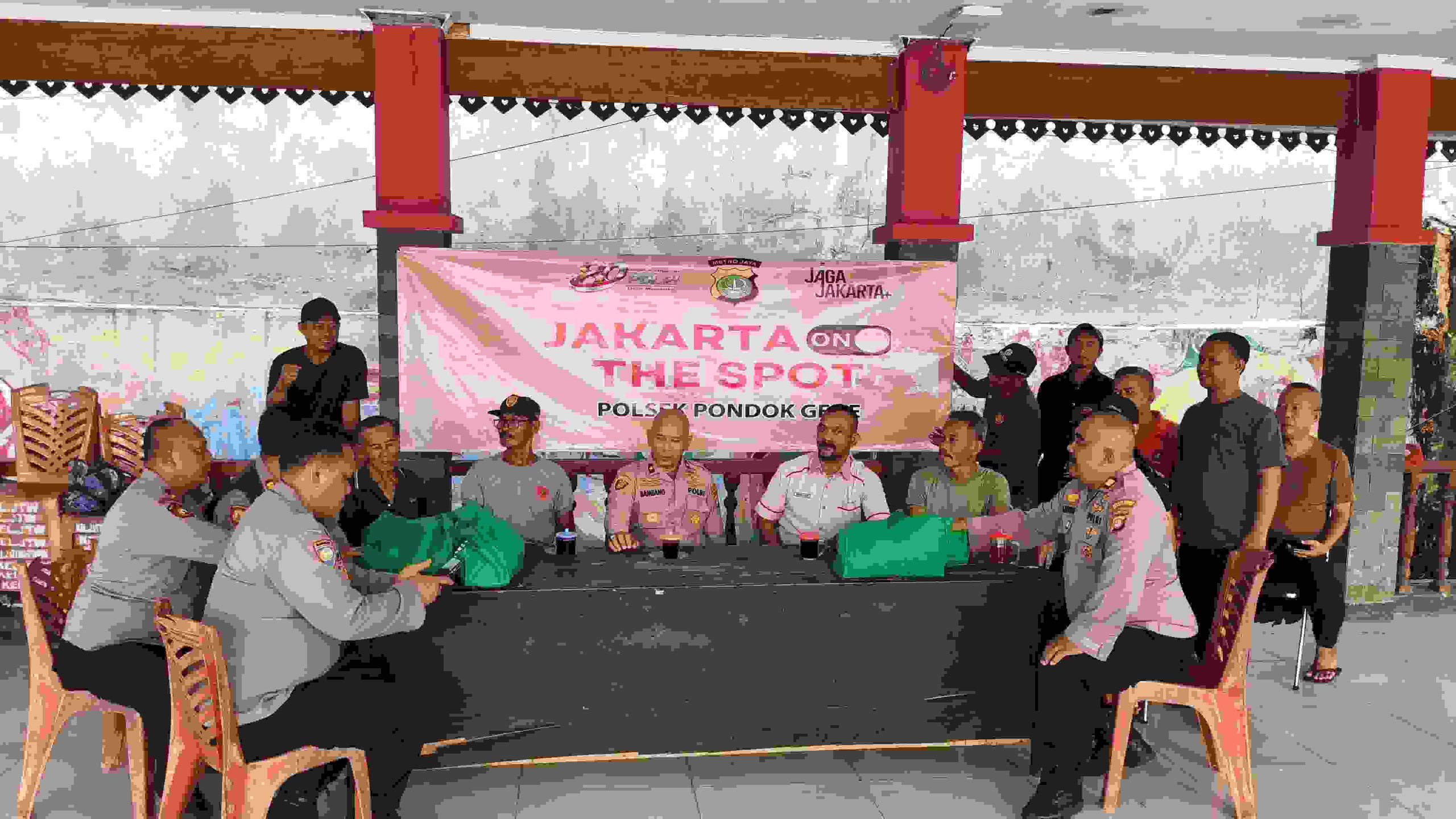 Kapolsek Pondok Gede Salurkan Bantuan Sosial kepada Warga Kurang Mampu Melalui Program Jaga Jakarta On The Spot