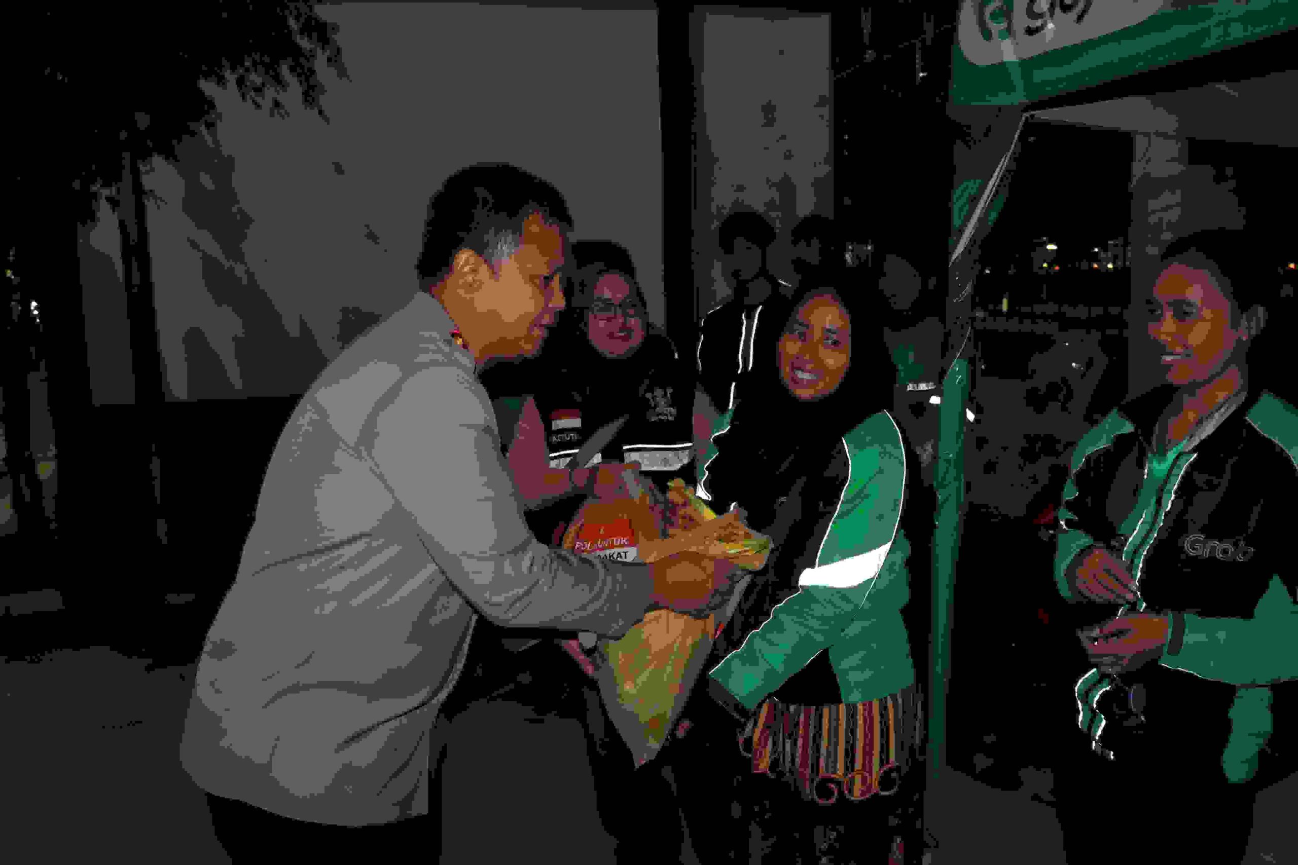 Sambangi Komunitas Ojol di Bulan-Bulan, Kapolres Metro Bekasi Kota Salurkan Bansos Malam Hari