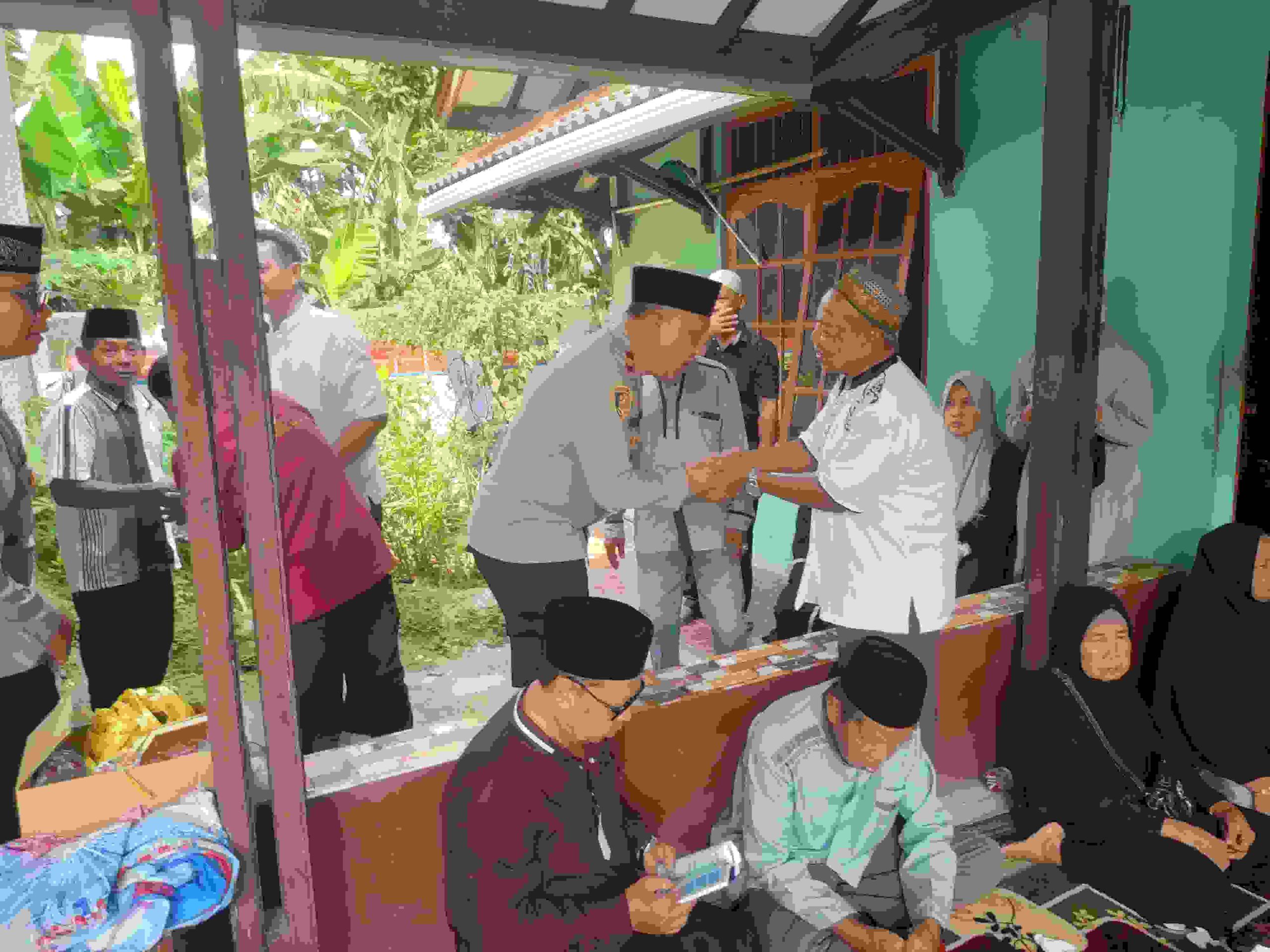 Jaga Jakarta On The Spot: Kapolsek Bantargebang Takziah ke Rumah Duka Lurah Cimuning