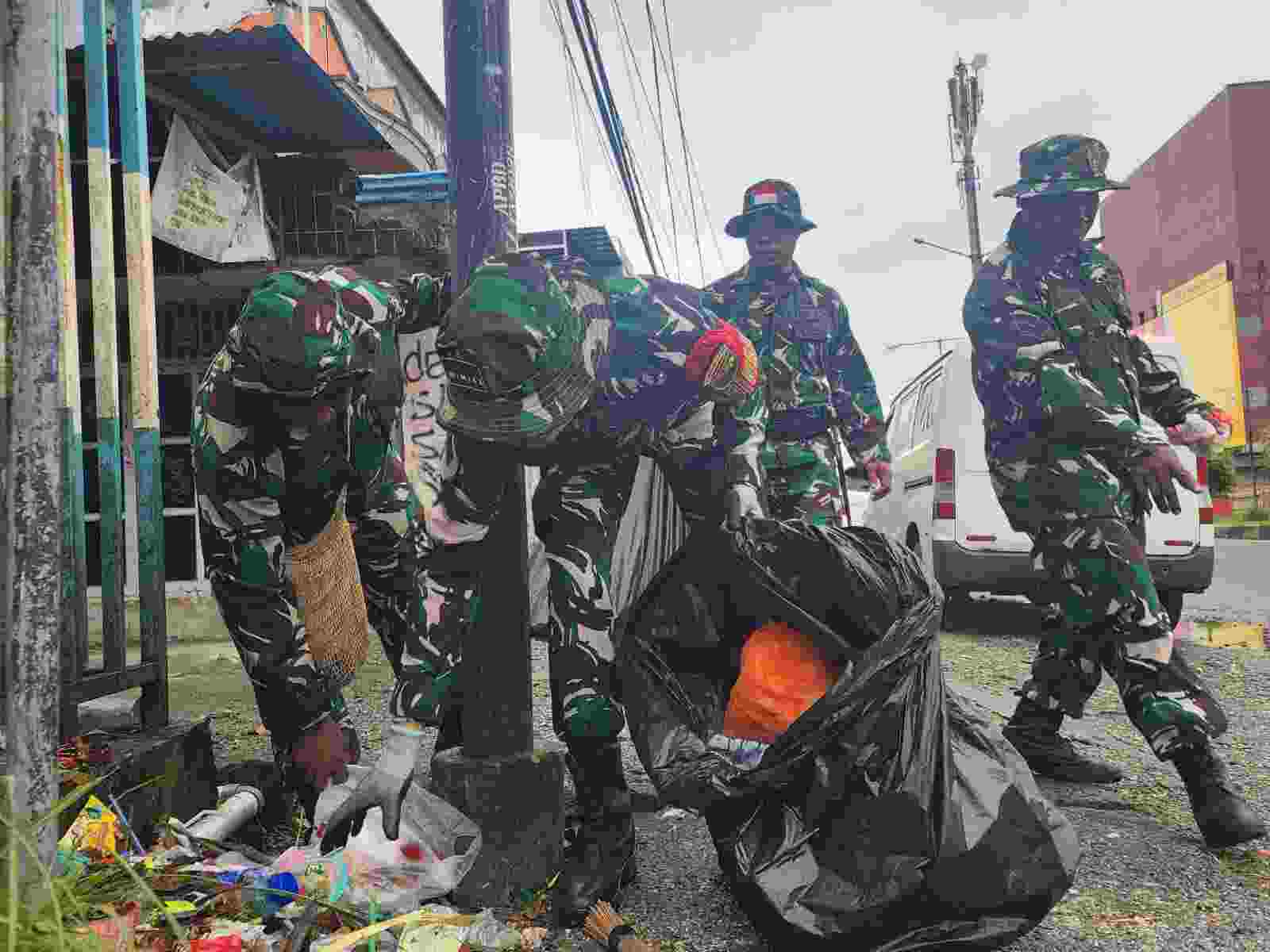 Semangat Gotong Royong, Kodim 1710/Mimika Bersihkan Lingkungan Bersama Masyarakat