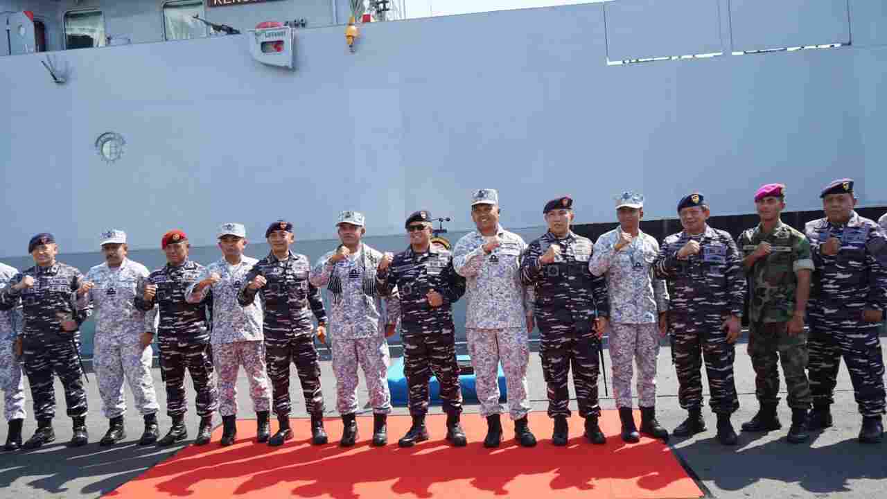 KODAERAL V SAMBUT KEDATANGAN KAPAL PERANG MALAYSIA KD RENCONG DAN KD KEDAH DI SURABAYA