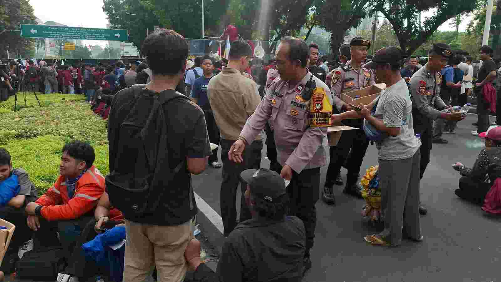 Polisi Bagikan Roti dan Air Mineral untuk Massa Aksi Mahasiswa BEM UBK di Silang Selatan