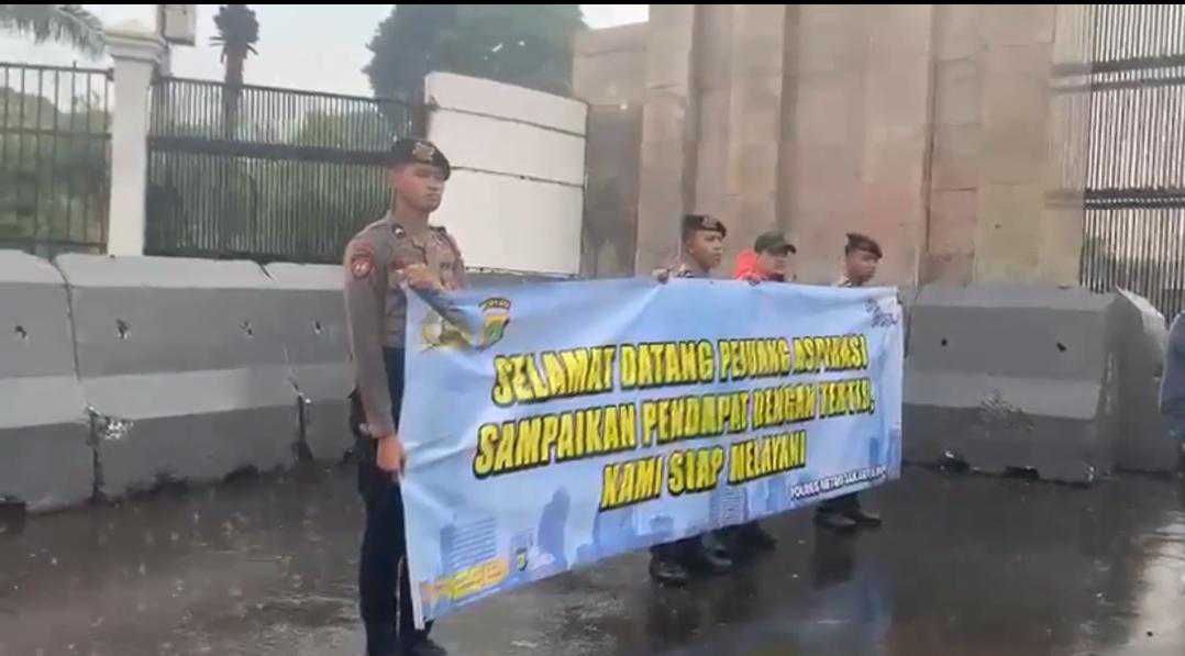 Hujan Tidak Jadi Penghalang, Polri Tetap Hadir Mengawal Aspirasi Masyarakat