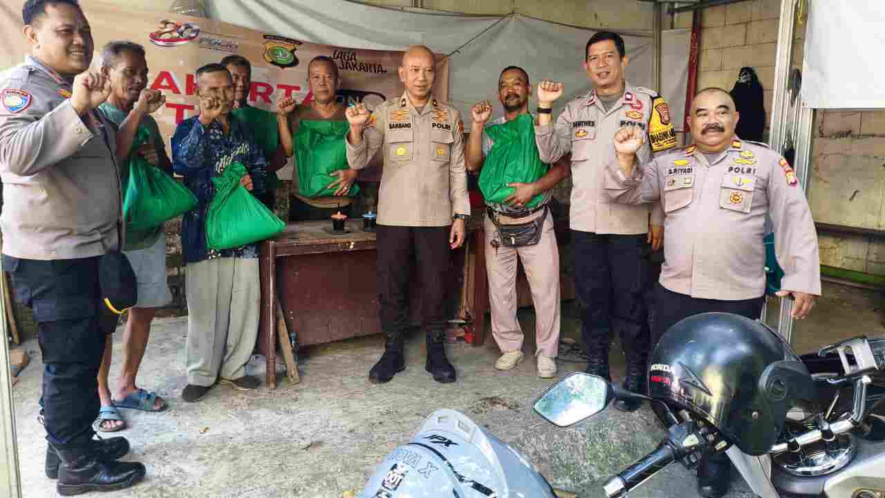 Empati Terhadap Sesama “Jaga Bekasi On The Spot” Kapolsek Pondok Gede Bagikan Paket Sembako di Jatibening Baru
