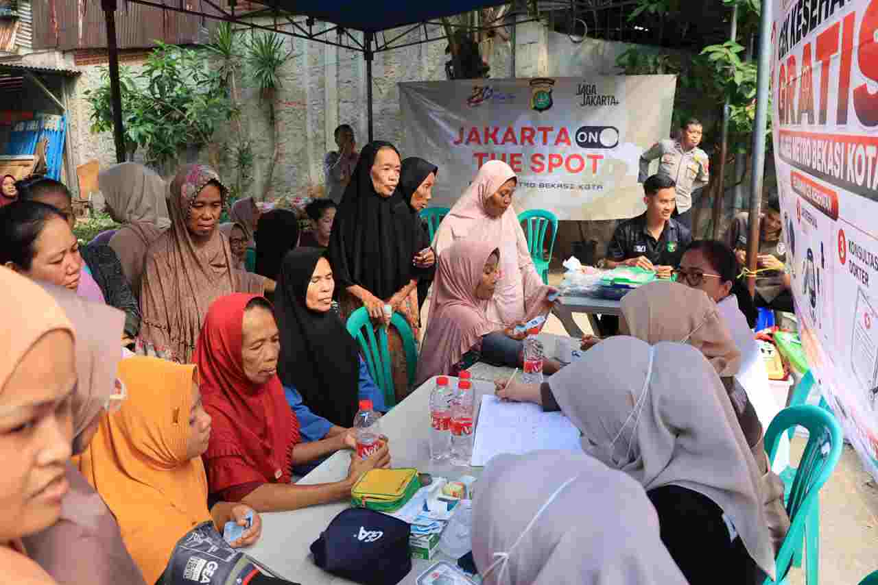 Sambut Hari Bhayangkara ke-80, Melalui Jaga Bekasi On The Spot, Polres Metro Bekasi Kota Gelar Pengobatan Gratis di Bekasi Timur