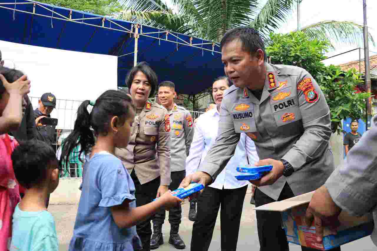 Bekasi On The Spot: Menyentuh Hati, Kapolres Bagikan Bansos Sembako, Alat Kebersihan, Hingga Snack Anak di Bekasi Timur 
