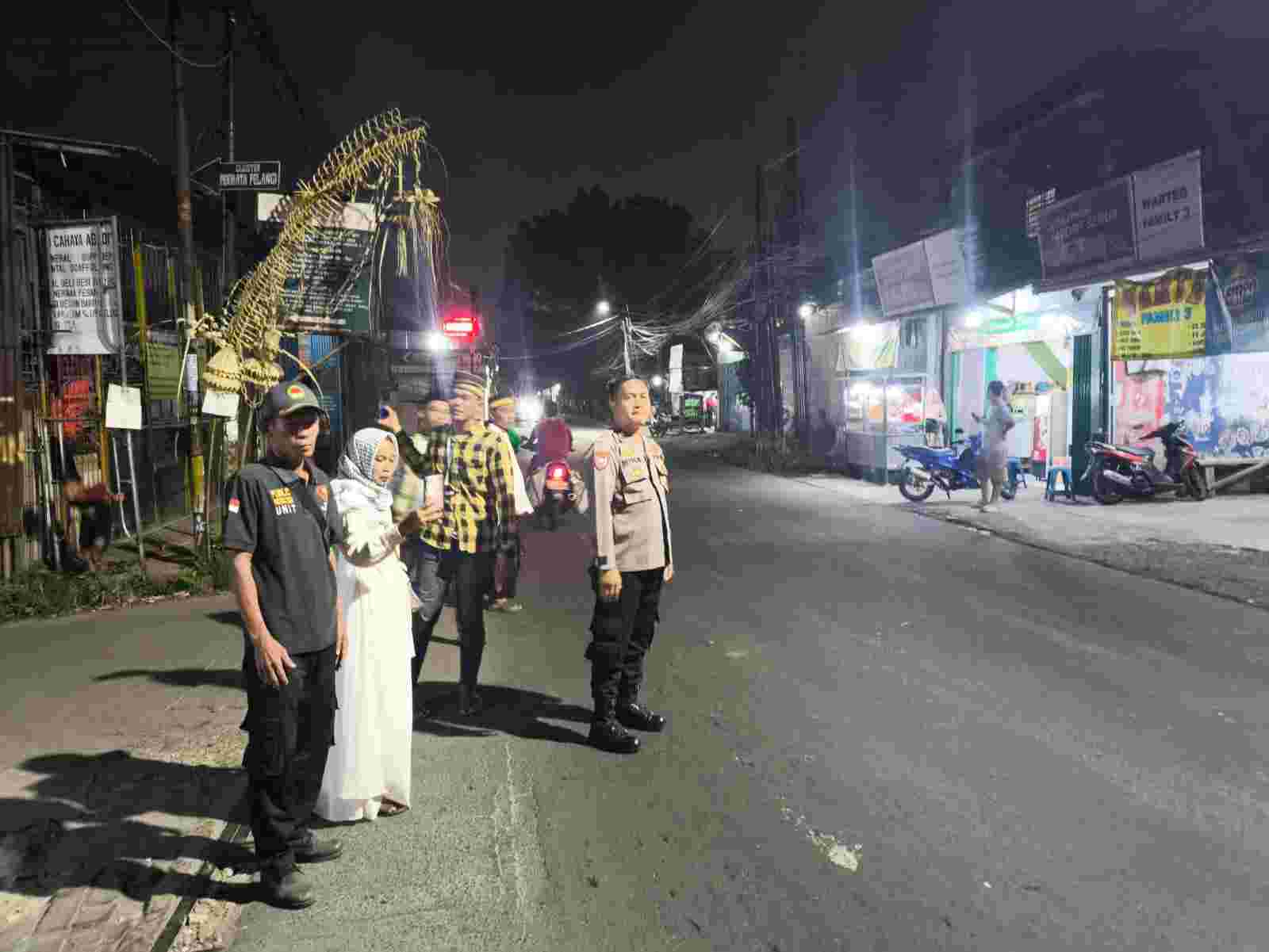 BHABINKAMTIBMAS LAKSANAKAN PENGAMANAN PAWAI PERAYAAN 1 MUHARAM 1448 H DI WILAYAH JATIKRAMAT