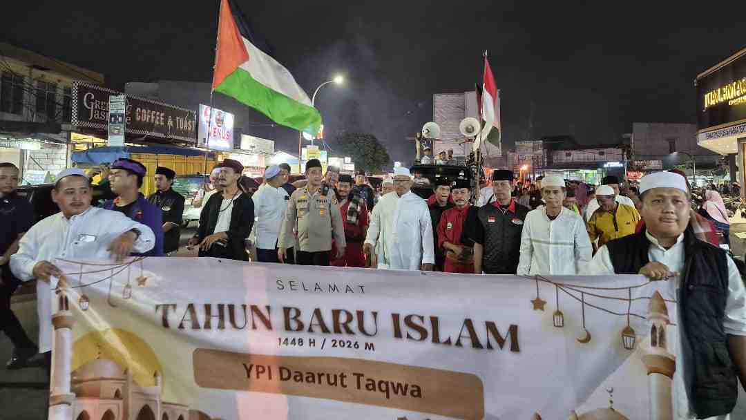 Jakarta On The Spot: Polsek Bekasi Selatan Kawal Pawai 1.000 Obor Pekayon Sambut 1 Muharram 1448 Hijriah