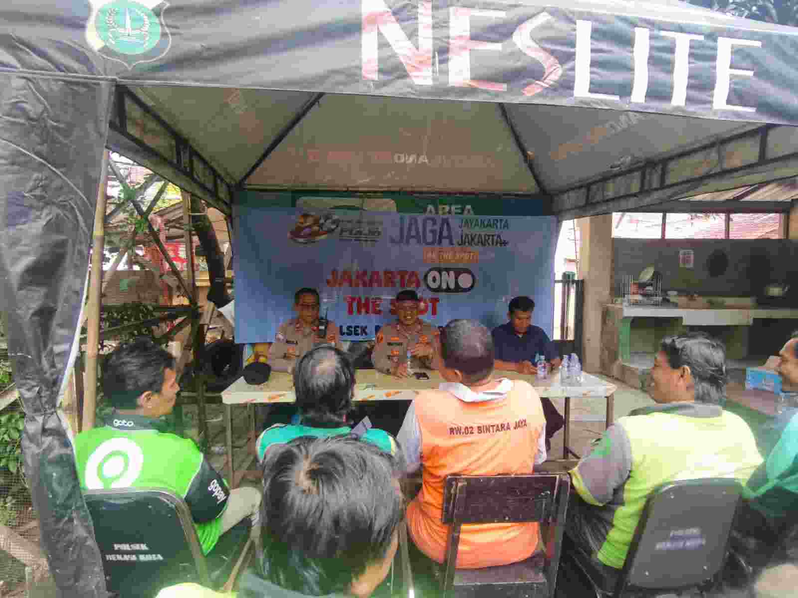 Jaga Jakarta On The Spot : Kapolsek Bekasi Barat Ajak Driver Ojek Online Kranji Jaga Kamtibmas dan Salurkan Bantuan Sembako