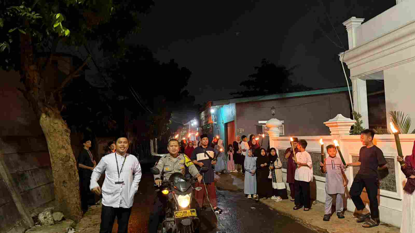 Bhabinkamtibmas Jatikarya Laksanakan Monitoring Persiapan Pawai Obor Tahun Baru Islam Bersama Jamaah Masjid At-Taubah
