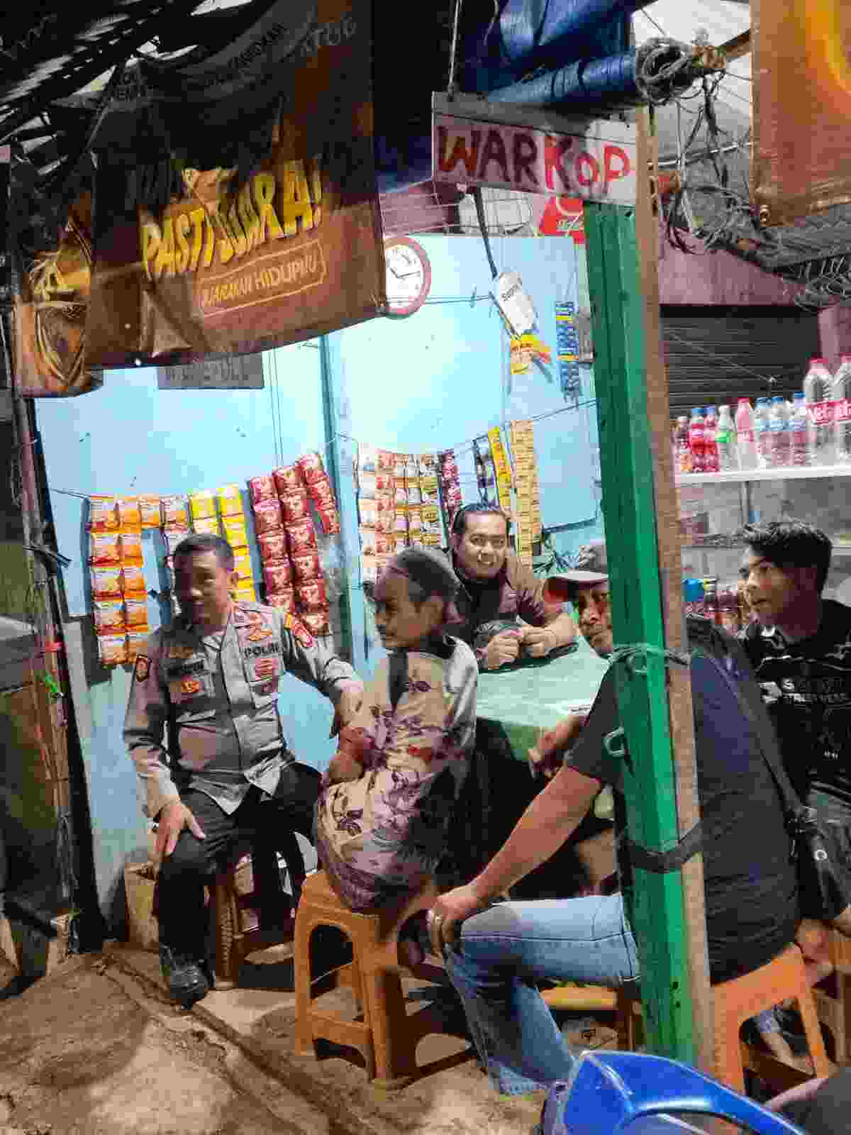 Unit Reskrim Polsek Jatisampurna Gelar Sambang dan Himbauan Kamtibmas kepada Warga serta Juru Parkir di Kawasan GOR Kranggan
