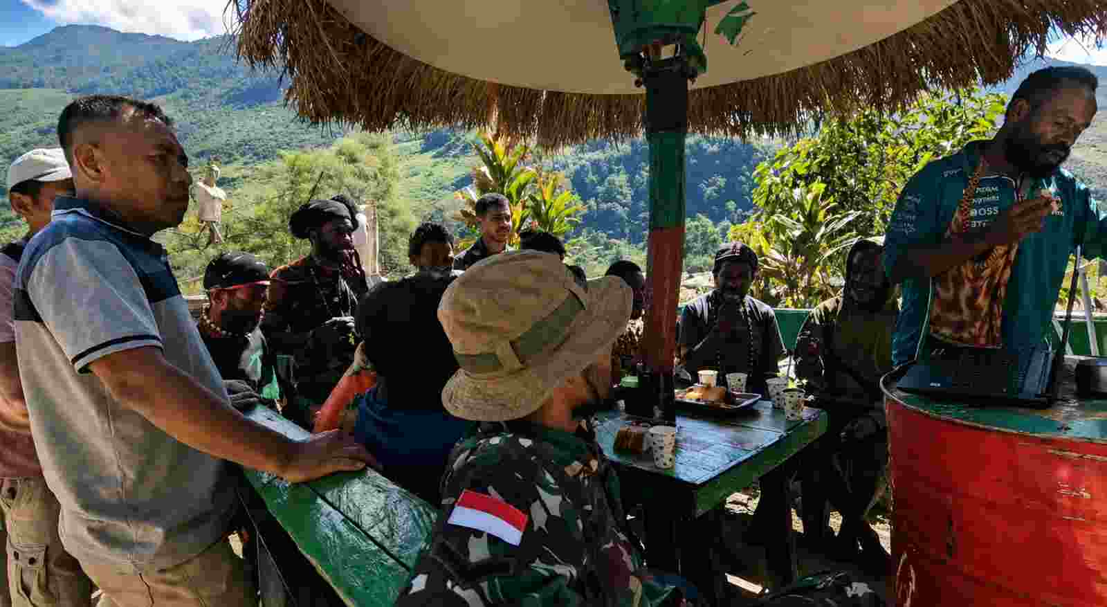 Kodim 1714/Puncak Jaya Gelar Nobar Piala Dunia 2026, Pererat Keakraban Bersama Masyarakat Kodim 1714/Puncak Jaya Gelar Nobar Piala Dunia 2026, Pererat Keakraban Bersama Masyarakat