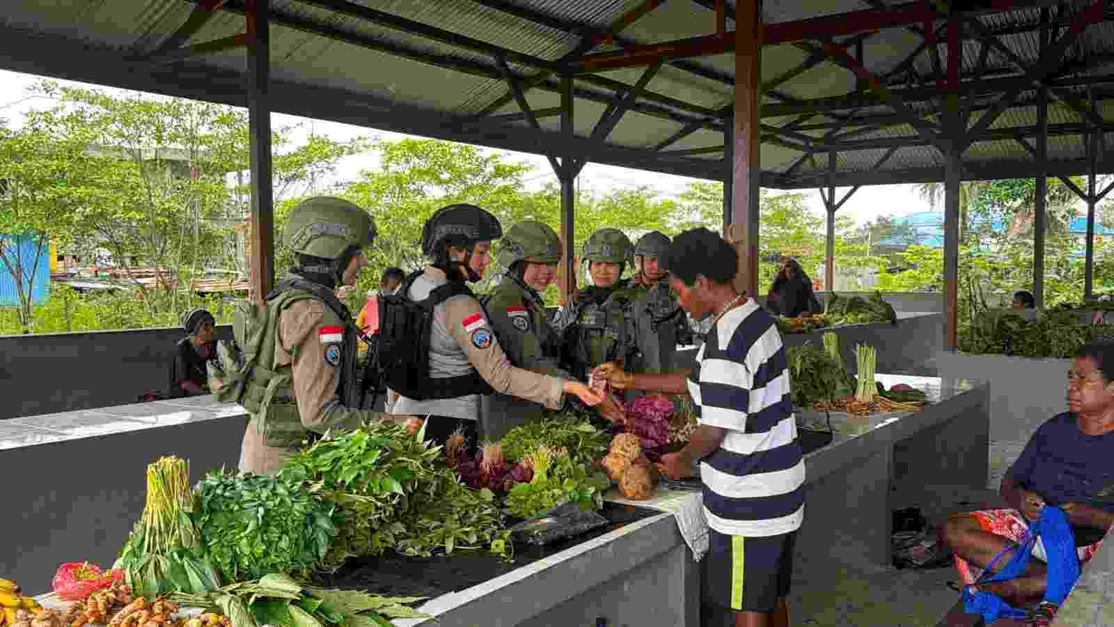 Di Balik Ramainya Pasar Keyabi Nduga, Senyum Mama Papua dan Polwan Damai Cartenz Rajut Rasa Aman dan Nyaman