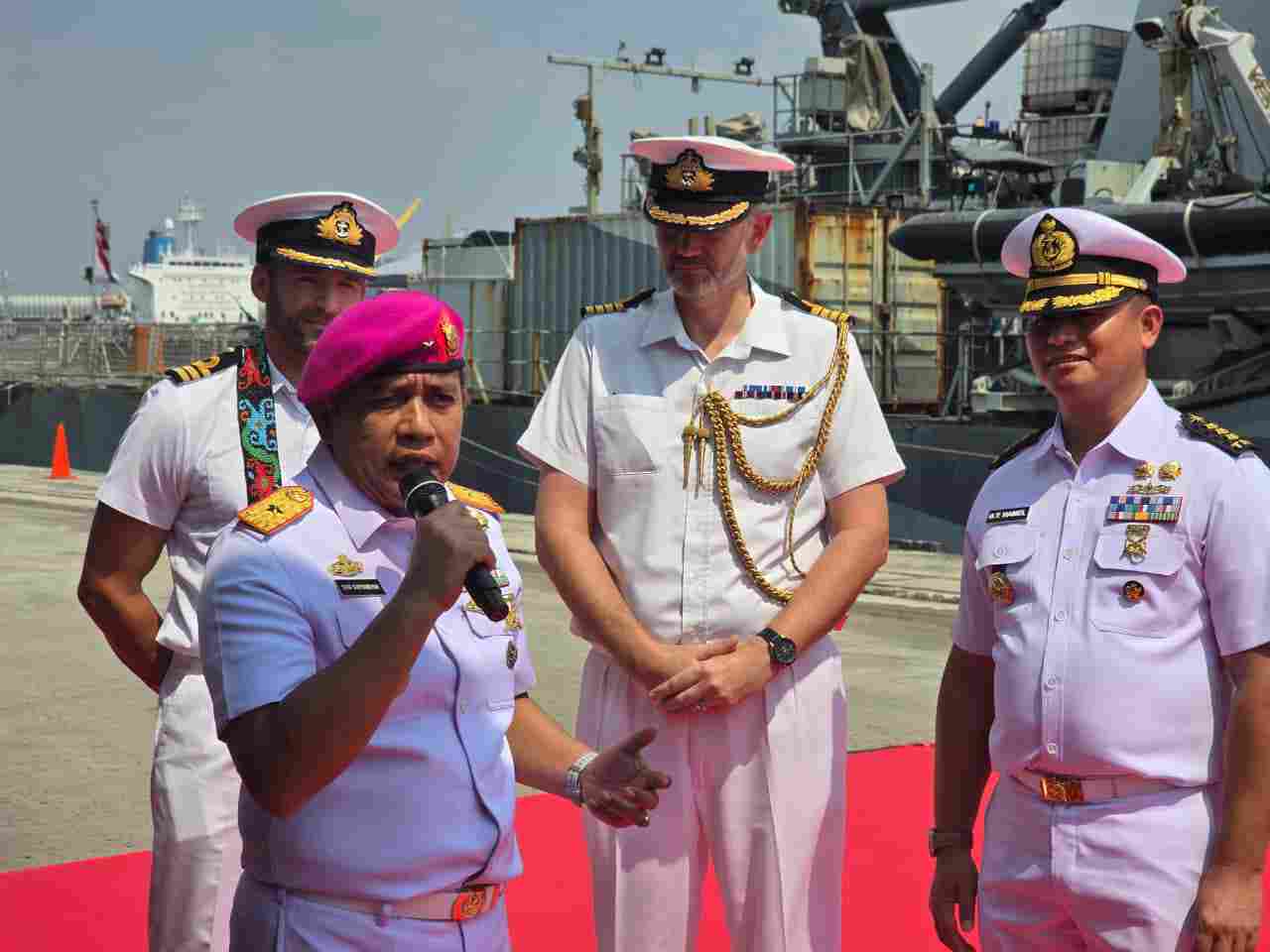 PERERAT HUBUNGAN BILATERAL, WAKILI DANKODAERAL III, WADAN KODAERAL III SAMBUT KAPAL PERANG INGGRIS HMS TAMAR (P233) DI JAKARTA