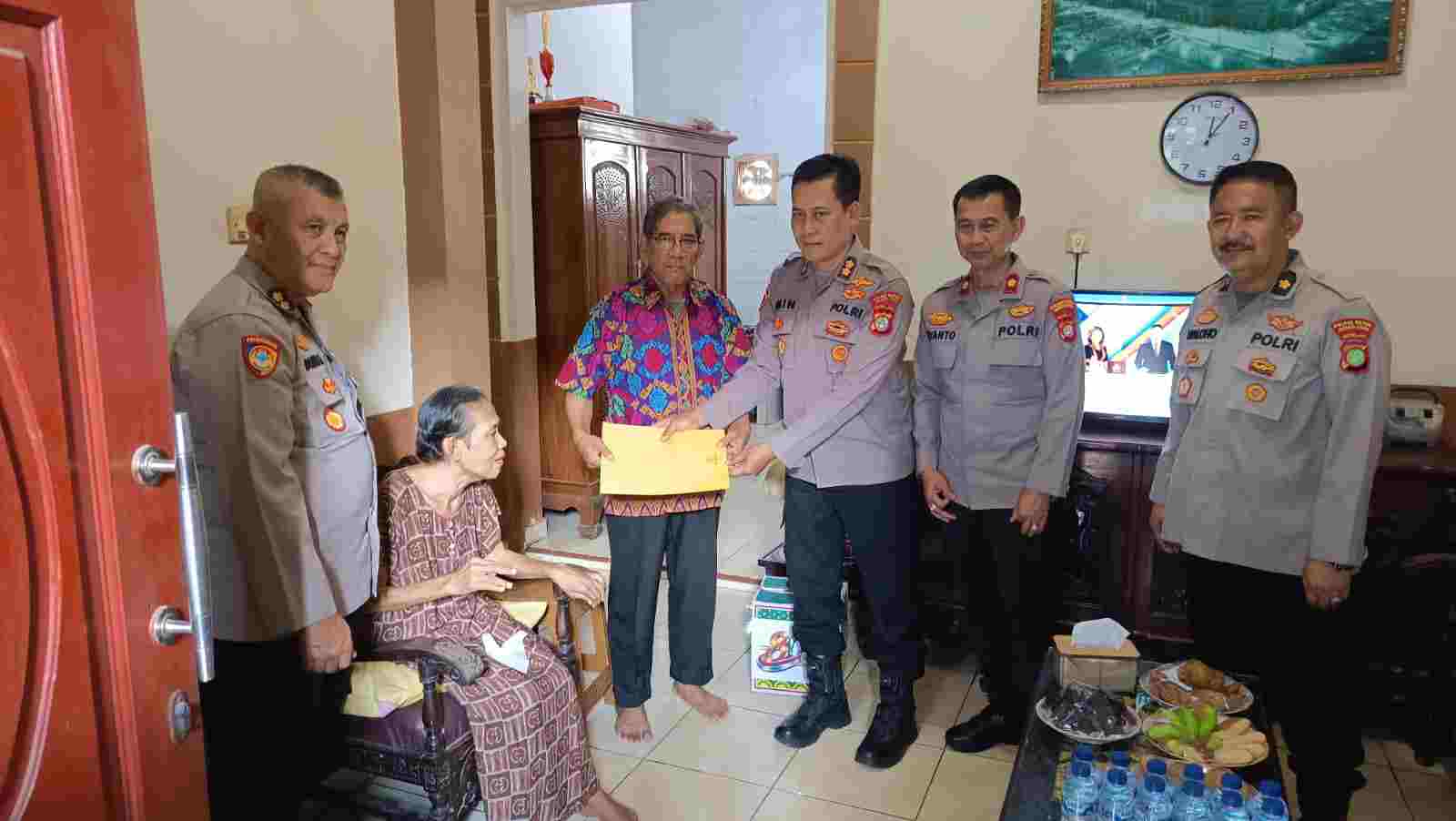 Sambut Hari Bhayangkara ke-80, Polres Metro Jakarta Utara Gelar Anjangsana ke Warakawuri di Cilincing