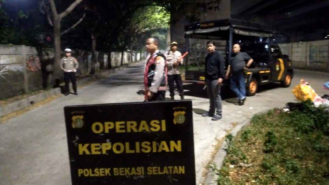 Polsek Bekasi Selatan Gelar Patroli dan Razia Stasioner, Kapolsek Tegaskan Komitmen Berantas Kejahatan Jalanan