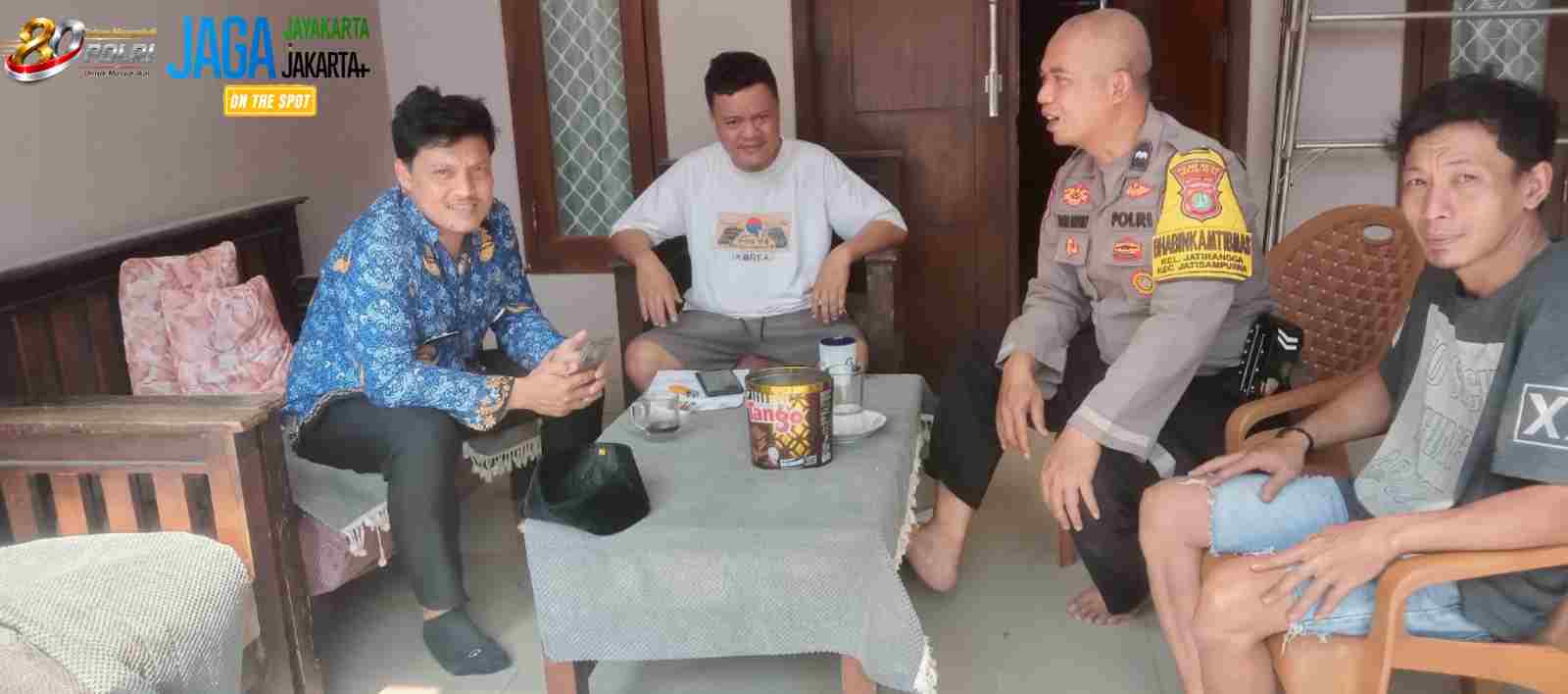 Jaga Jakarta On The Spot, Bhabinkamtibmas Jatirangga Sambangi Ketua RW dan Warga Perkuat Sinergi Jaga Kamtibmas