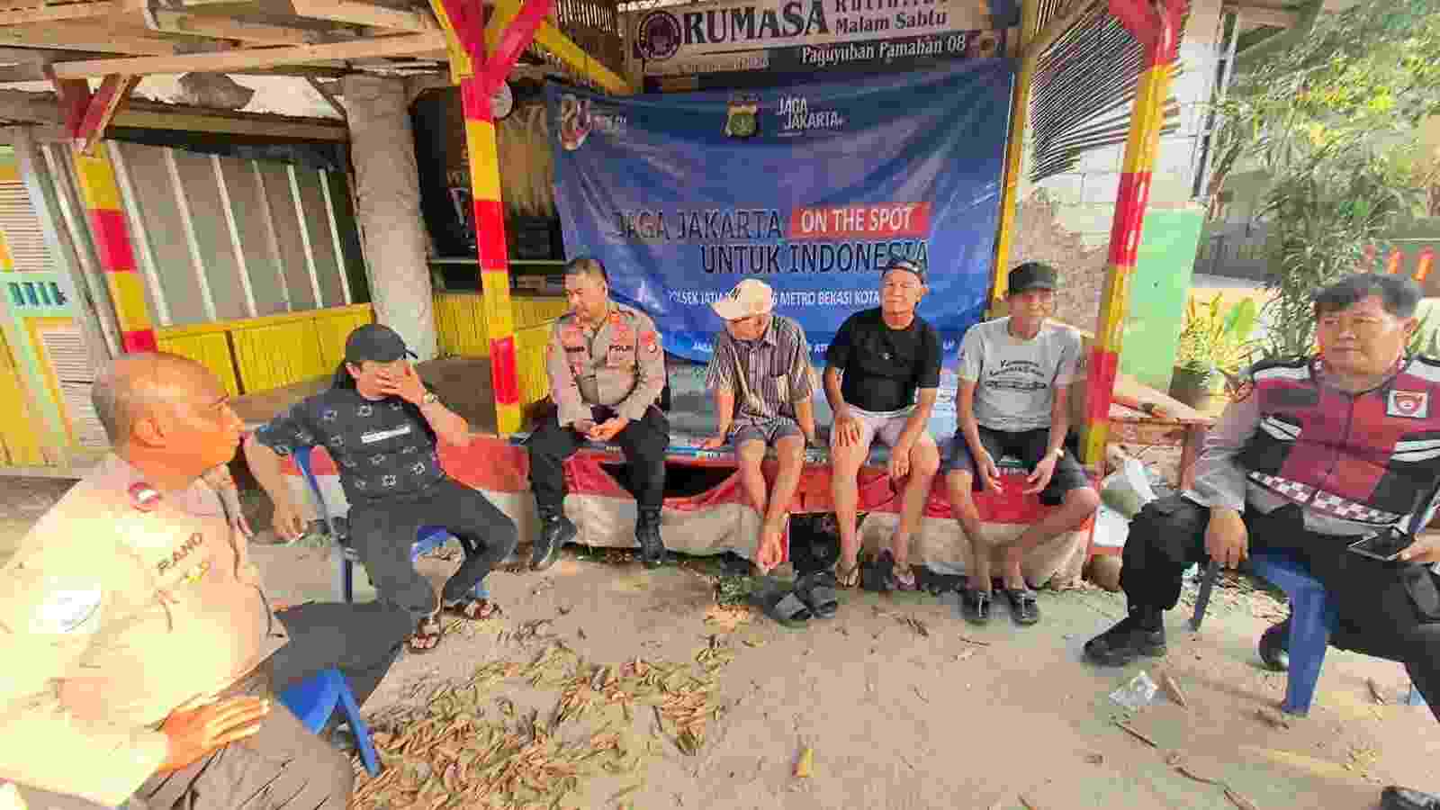 KEGIATAN JAGA JAKARTA ON THE SPOT UNTUK INDONESIA, POLSEK JATIASIH BERSAMA WARGA KP. PAMAHAN KELURAHAN JATIMEKAR, JAGA KAMTIBMAS LINGKUNGAN
