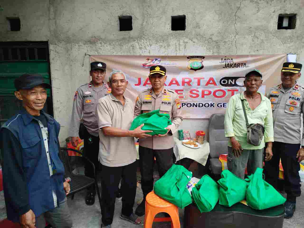 Polsek Pondok Gede Hadir untuk Warga, 10 Paket Beras Disalurkan Melalui Jaga Bekasi On The Spot di Jatibening