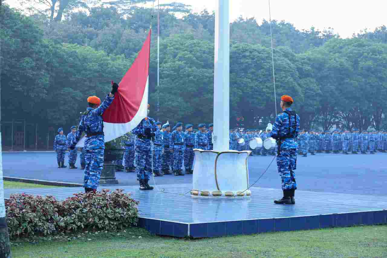 Pimpin Upacara Bendera Bulanan di Mabesau, Kapuskesau Ajak Personel Perkuat Budaya Hidup Sehat dan Sense of Care