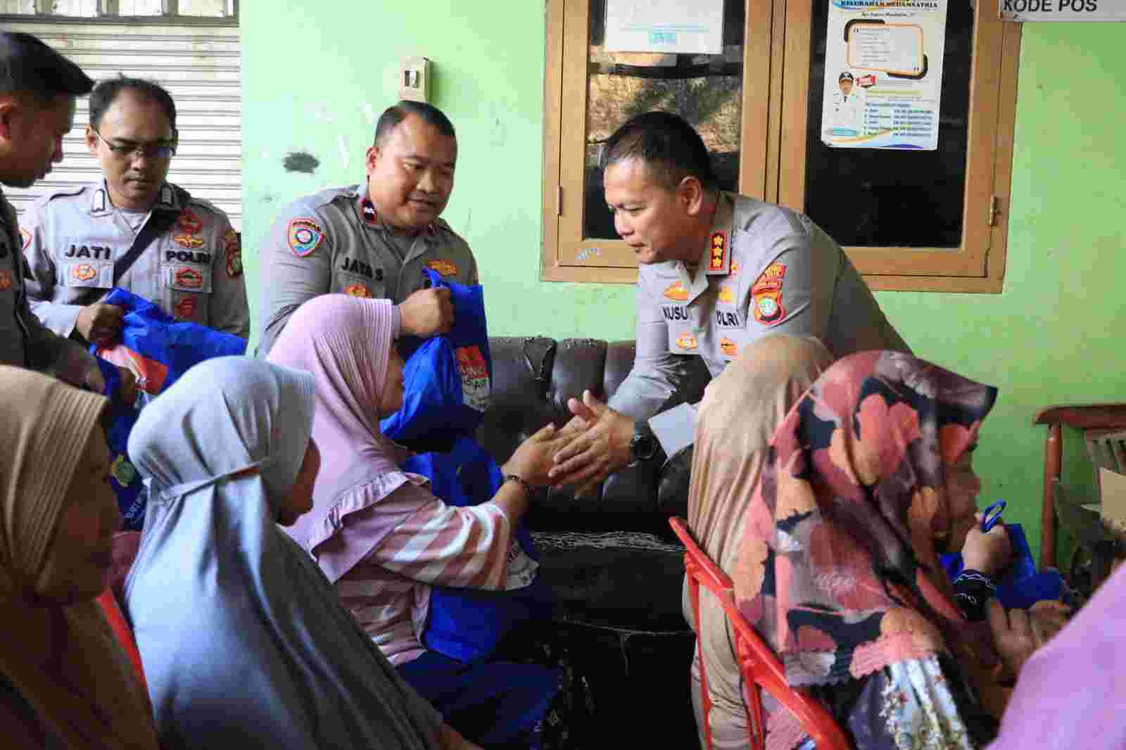 Sambut Hari Bhayangkara ke-80, Kapolres Metro Bekasi Kota Gelar Bansos Sembako “On The Spot” Di Pondok Ungu Medan Satria