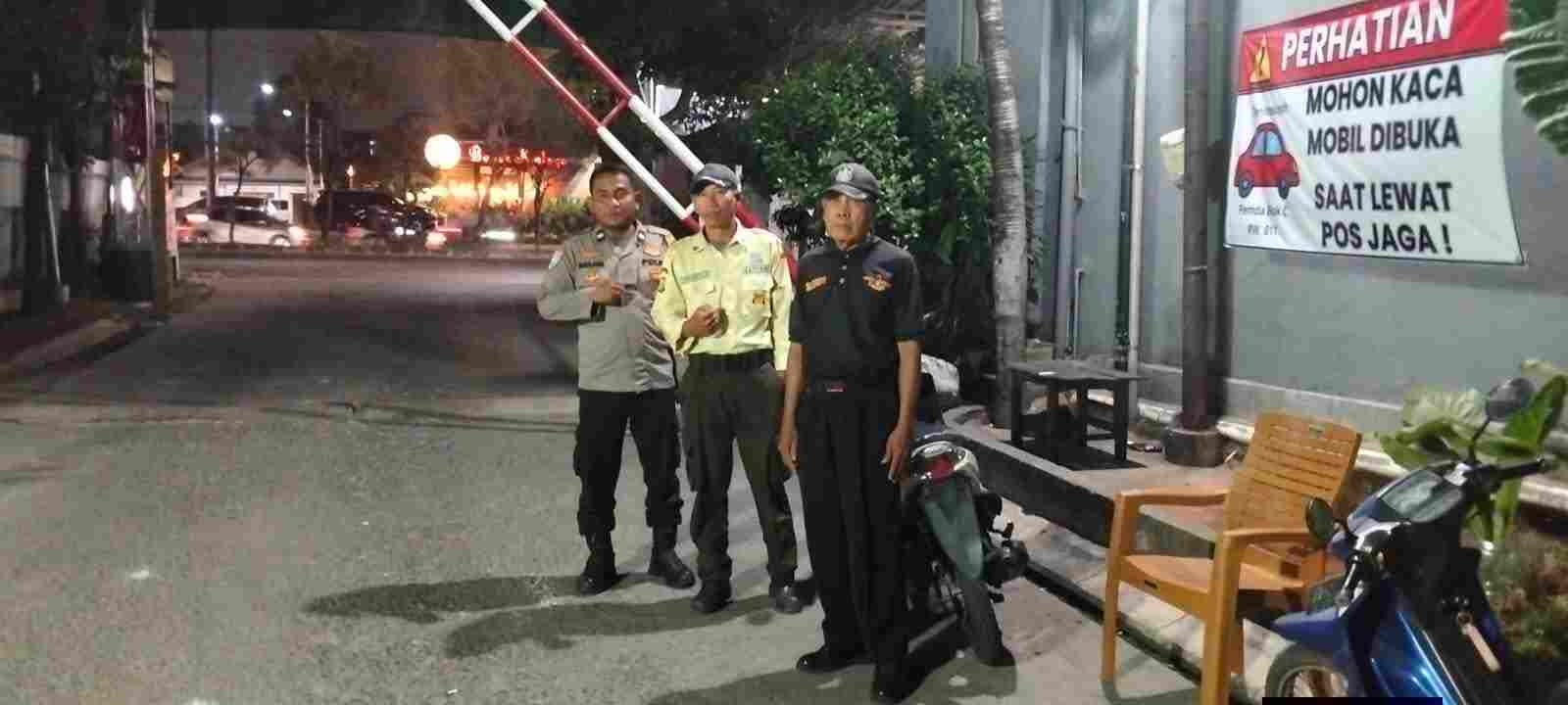 MONITORING POS SECURITY/KAMLING, BHABINKAMTIBMAS KELURAHAN JATIASIH AJAK WARGA TINGKATKAN KEWASPADAAN DAN JAGA KAMTIBMAS
