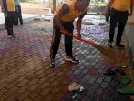 Wujud Kepedulian Polri, Polsek Kelapa Gading Gelar Kerja Bakti dan Bakti Sosial di Tempat Ibadah