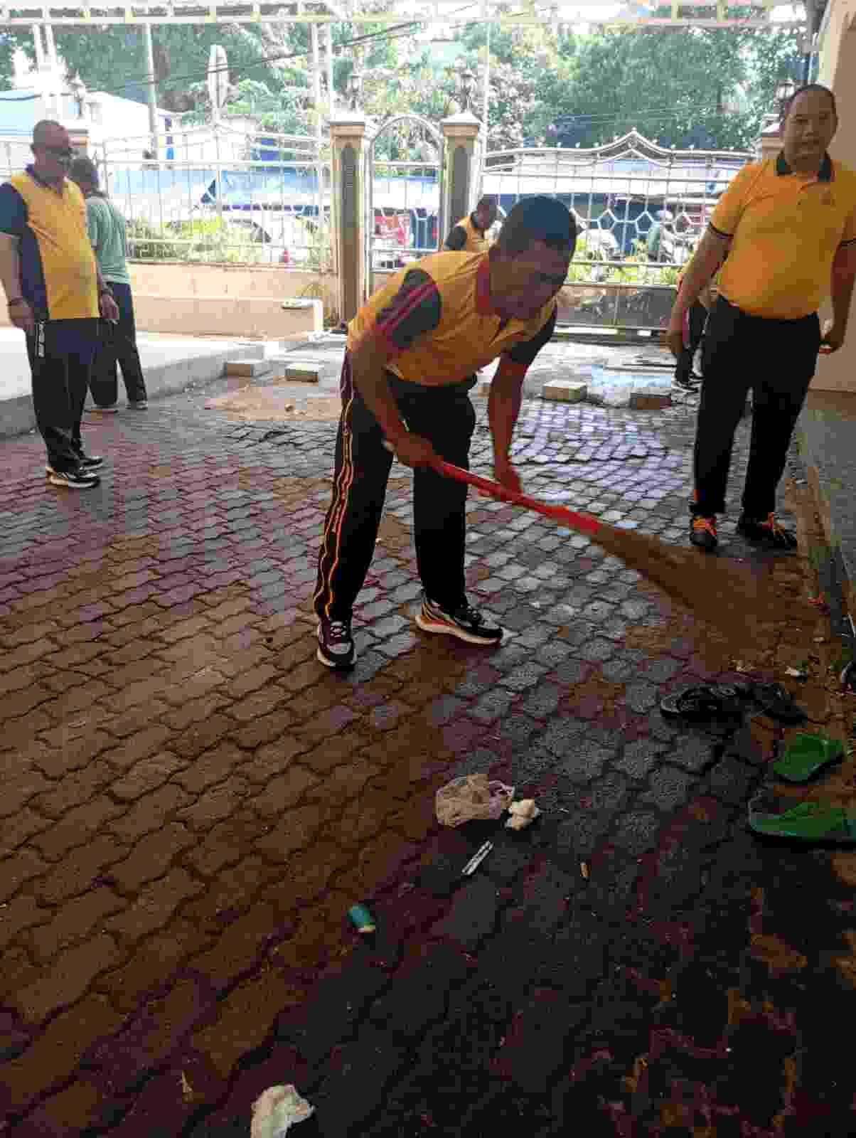 Wujud Kepedulian Polri, Polsek Kelapa Gading Gelar Kerja Bakti dan Bakti Sosial di Tempat Ibadah
