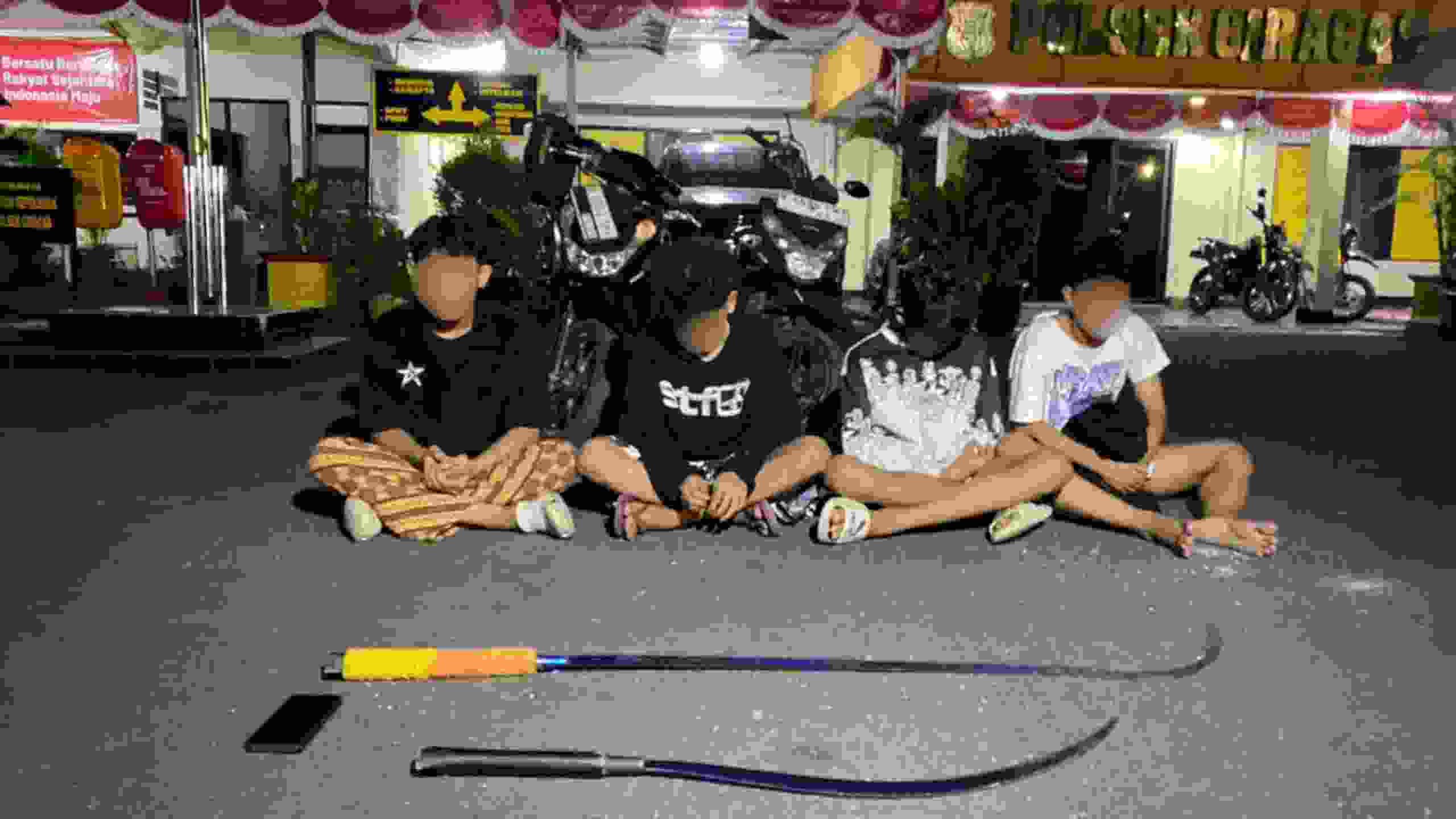 Brimob Batalyon B Pelopor Bubarkan Tawuran di Kramat Jati, 4 Remaja dan Dua Celurit Diamankan
