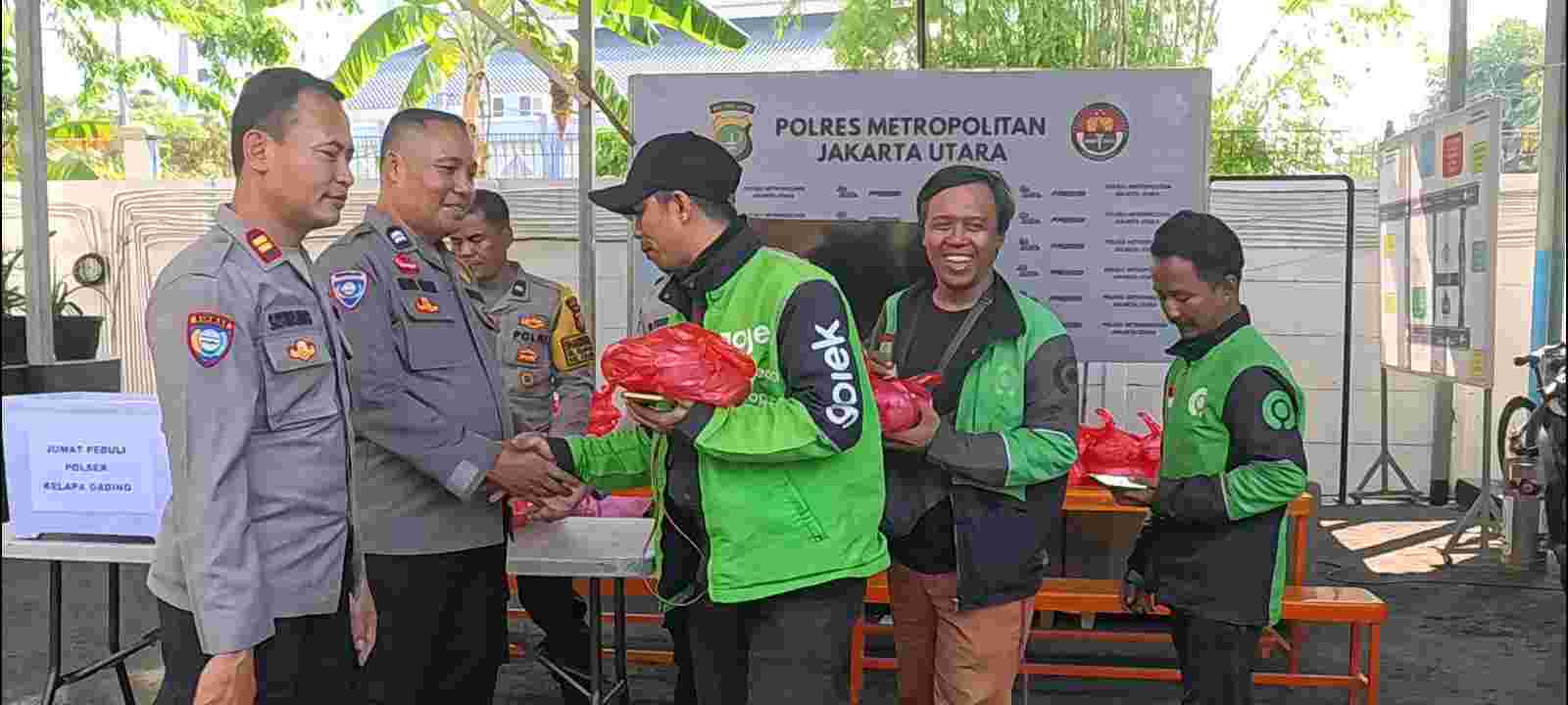 Polsek Kelapa Gading Tebar Kepedulian, 150 Nasi Kotak Dibagikan kepada Ojol dan Sabuk Kamtibmas