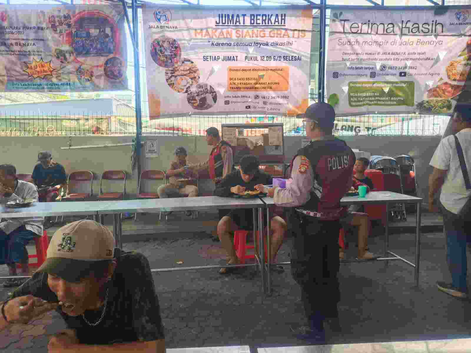 Jumat Peduli Polsek Metro Penjaringan, Berbagi Makanan Gratis Sekaligus Pererat Kedekatan dengan Masyarakat