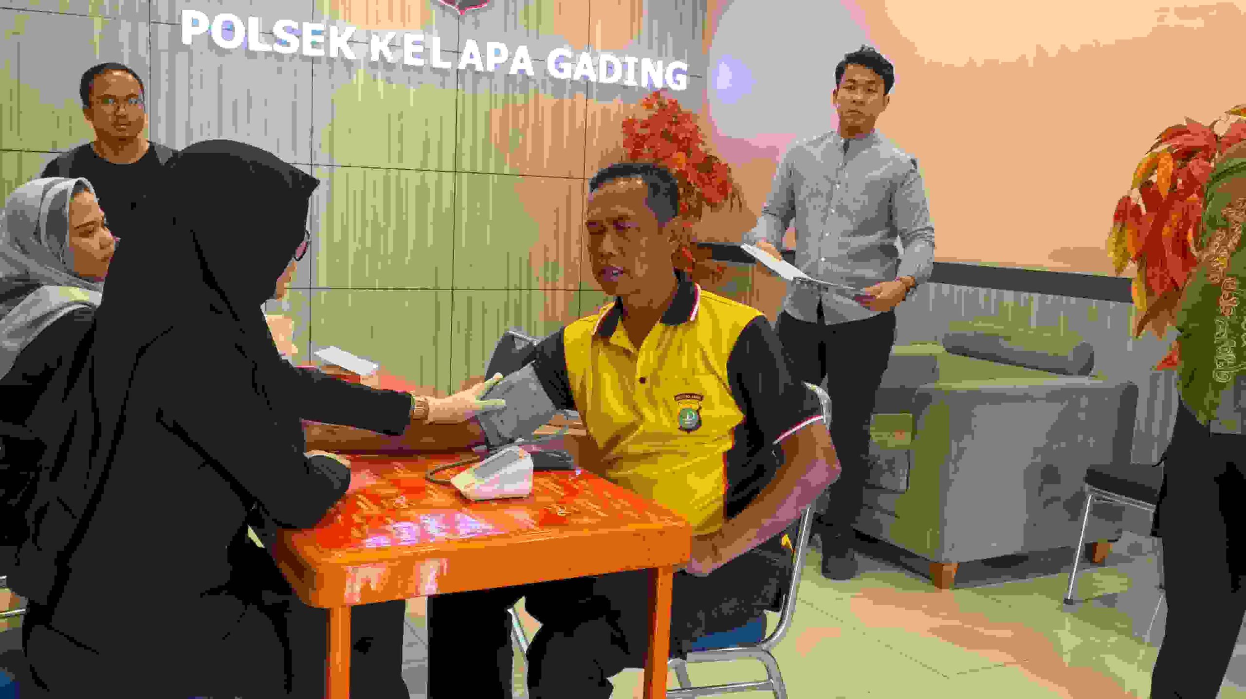 Polsek Kelapa Gading Gelar Pengobatan Gratis Sambut HUT Bhayangkara ke-80, Puluhan Warga dan Ojol Antusias Ikut Pemeriksaan Kesehatan