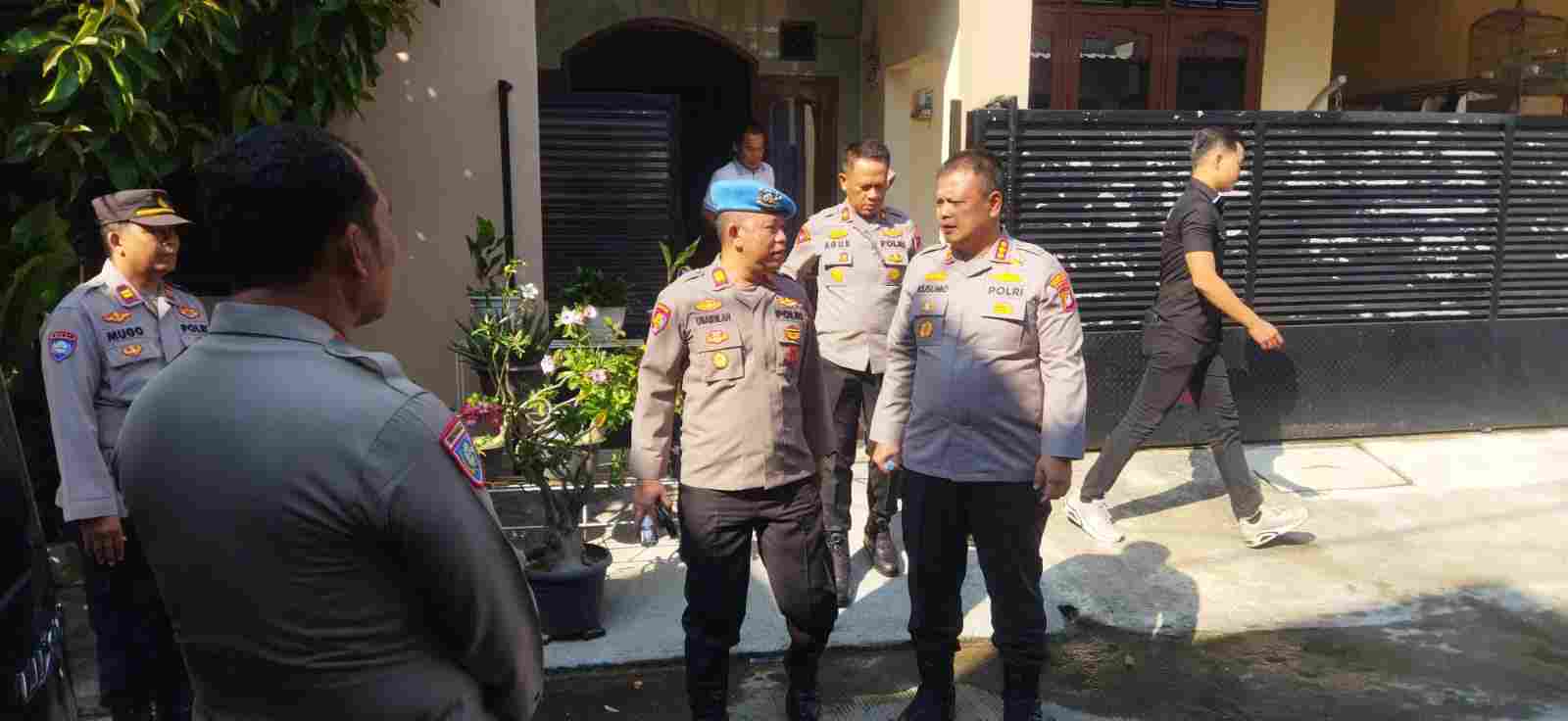 Kapolres Metro Bekasi Kota Laksanakan Anjangsana dan Berikan Bantuan kepada Anggota yang Sakit