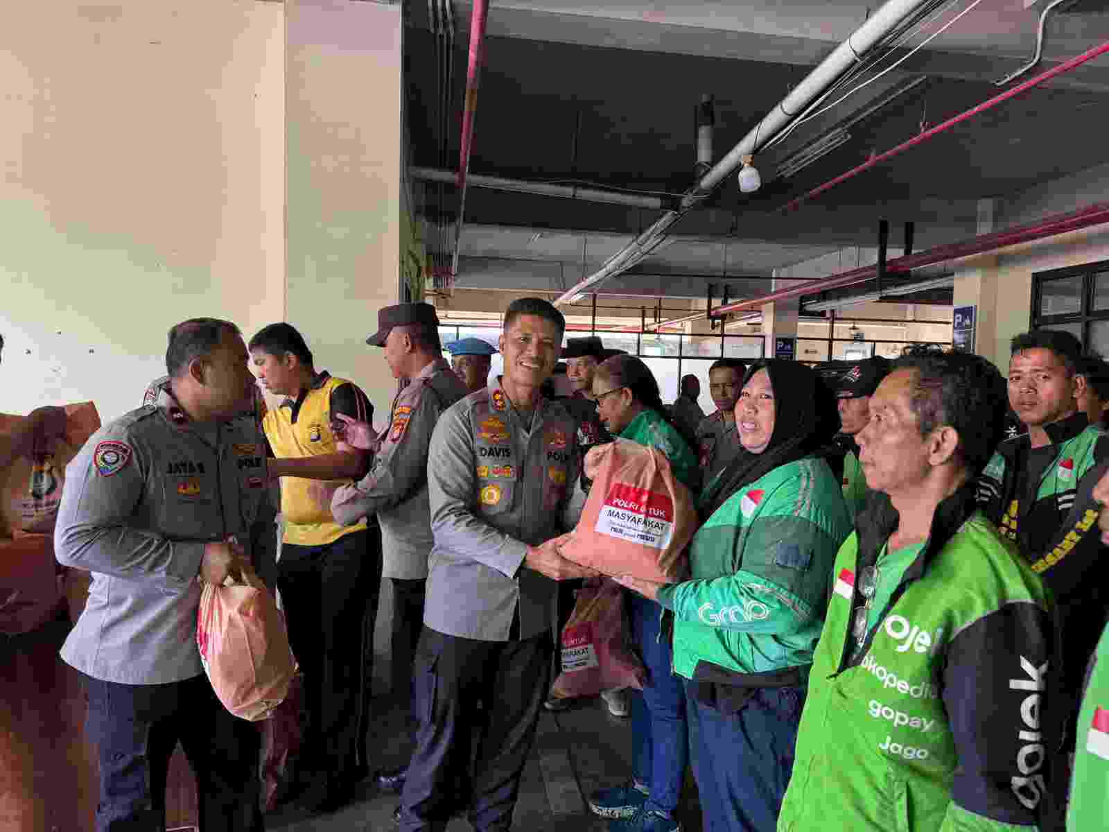 Jumat Berkah Polres Metro Bekasi Kota Pererat Silaturahmi, Kolaborasi Ojol dan Ormas Perkuat Kamtibmas