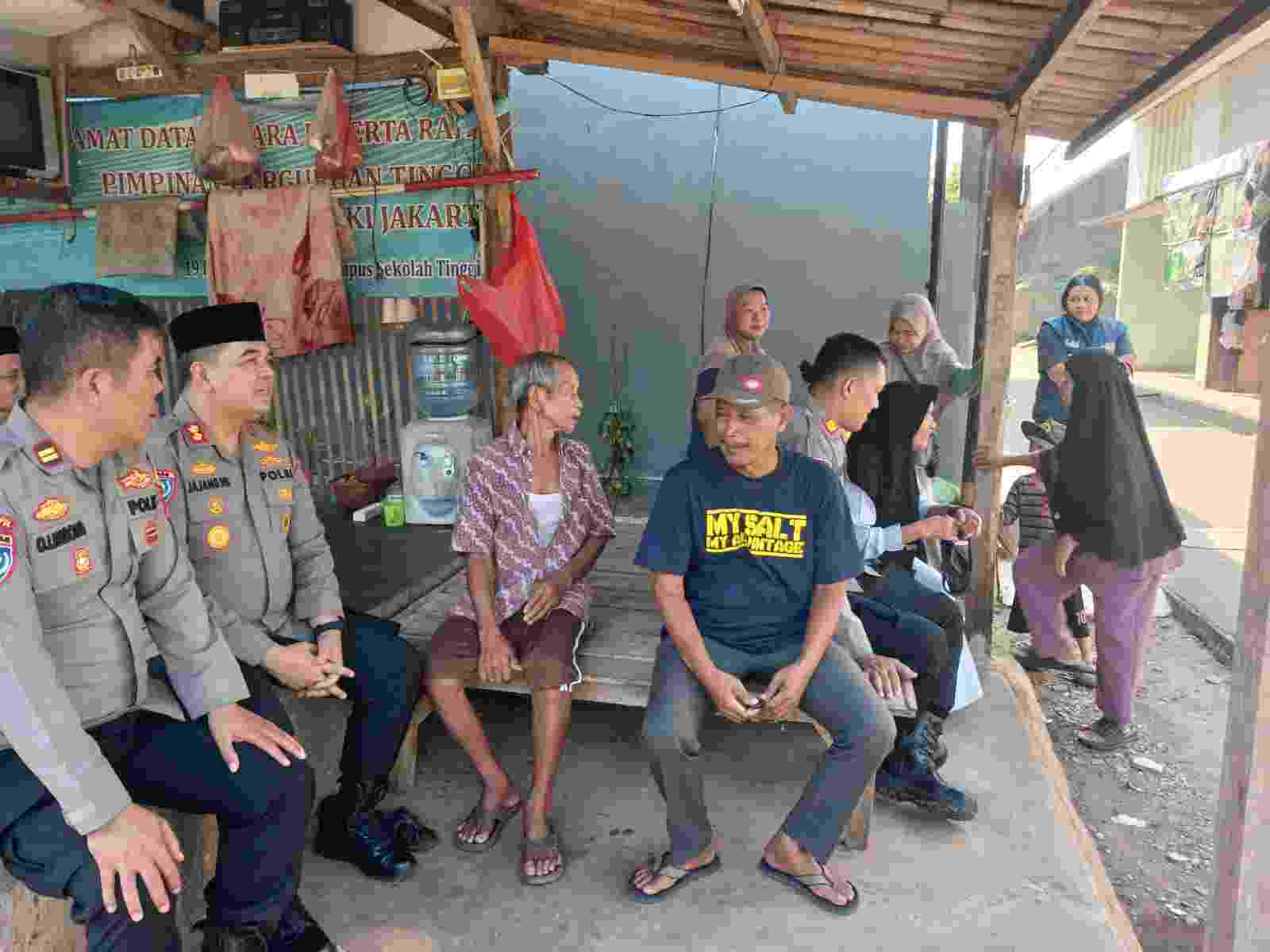 Sambut HUT Bhayangkara Ke-80, Polsek Jatisampurna Bersama Ditbinmas Polda Metro Jaya Salurkan Bantuan Sembako kepada Warga