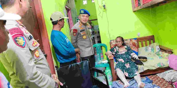 Ditpolairud Polda Metro Jaya Salurkan Kursi Roda untuk Warga Pesisir Marunda