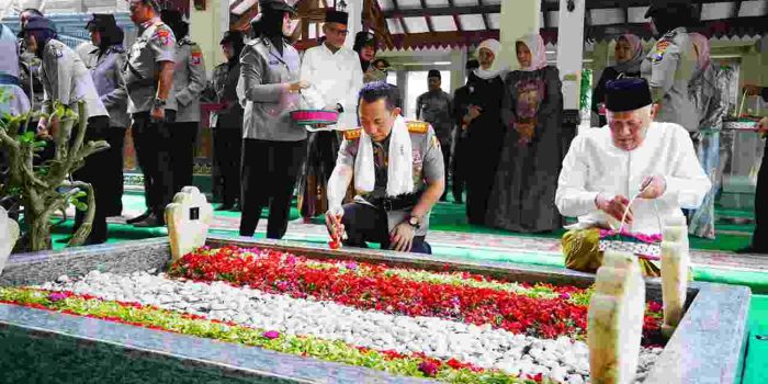 Jelang Hari Bhayangkara, Kapolri Ziarah ke Makam Gus Dur